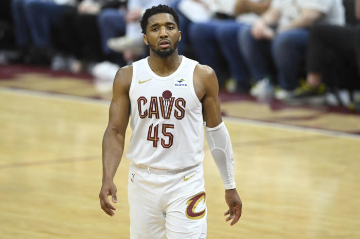 sources: lakers, 76ers, heat, rockets, nets under impression donovan mitchell is extending with cavaliers