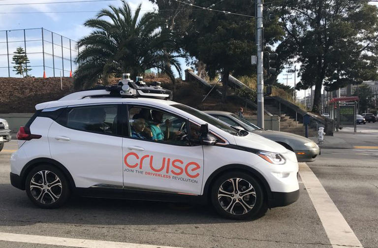 FILE PHOTO: A Cruise self-driving car, which is owned by General Motors Corp, is seen outside the company’s headquarters in San Francisco where it does most of its testing, in California, U.S., September 26, 2018. Picture taken on September 26, 2018.  REUTERS/Heather Somerville/File Photo