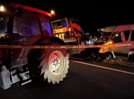 traktör ile turistlerin olduğu minibüs çarpıştı! 10 kişi yaralandı