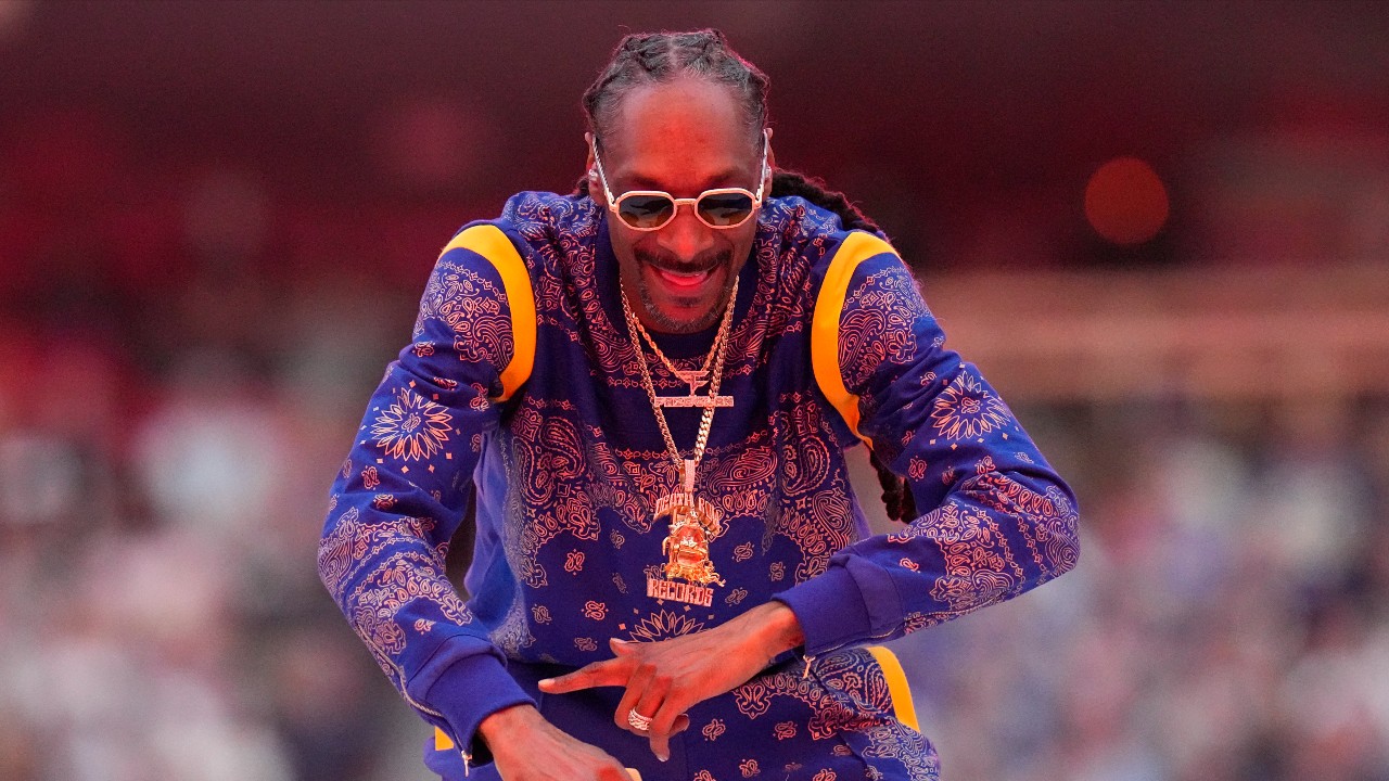 Snoop Dogg reps Oilers sweater at Edmonton concert