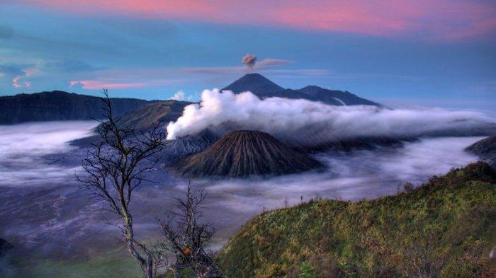 Ilustrasi pemandangan Gunung Bromo di Jawa Timur yang menawan.