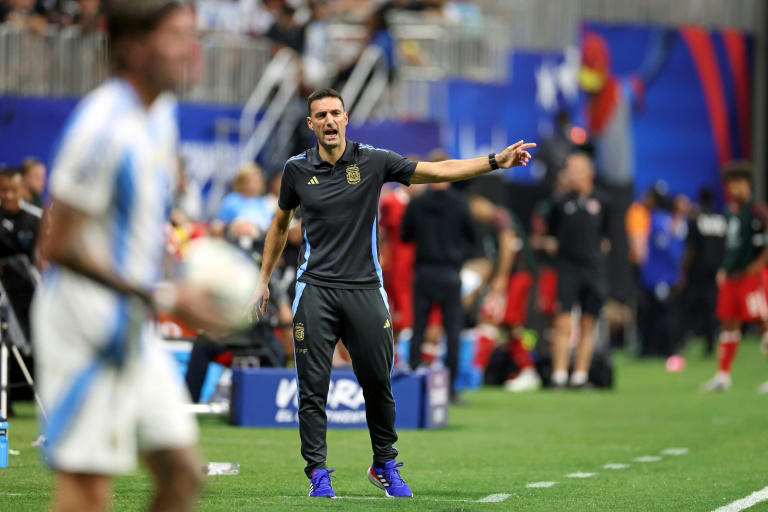 argentina coach scaloni angry over atlanta pitch