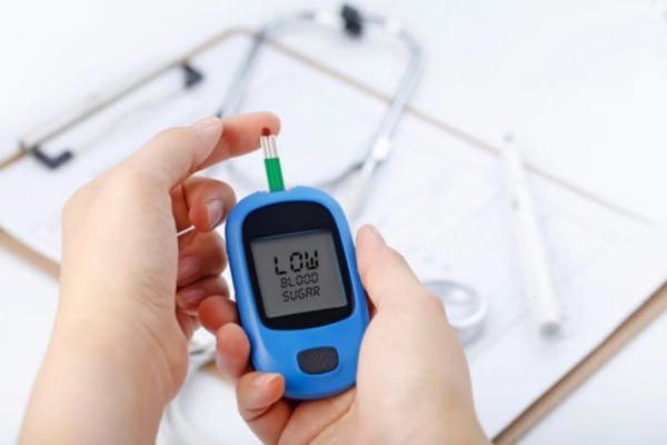 diabetes: monitoreo de la glucosa en sangre: ¿glucómetro o monitor continuo?