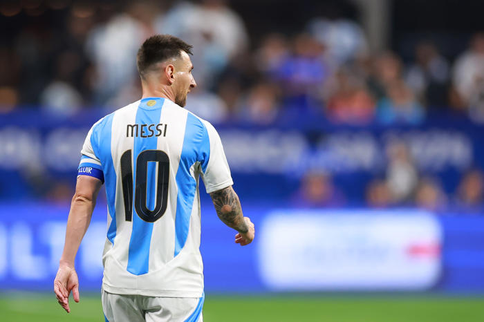 “nos juegan diferente a nosotros”: la molestia de lionel messi tras la victoria de argentina