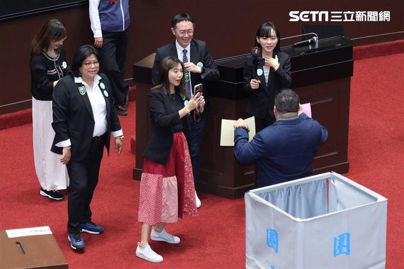 圖輯／國會職權覆議案113立委全體表決！韓國瑜下場投票、綠轟不中立