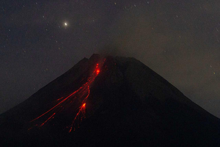El estudio menciona los reportes de fenómenos anómalos no identificados que parecen entrar y salir de puntos subterráneos, como volcanes, lo que ha llevado a especulaciones sobre civilizaciones antiguas ocultas.
