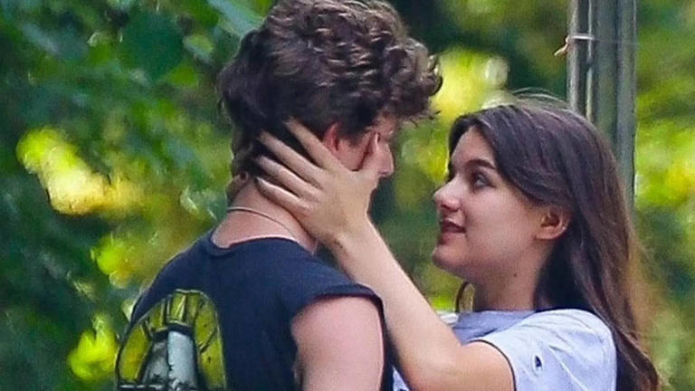 tom cruise’s daughter suri cruise indulges in pda with boyfriend toby cohen, seen kissing, holding hands