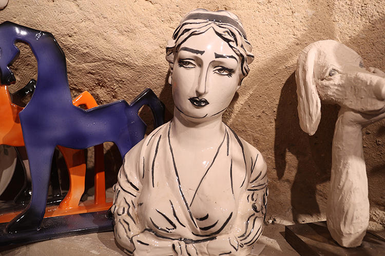 avanos'taki atölyesinde çamura şekil veren sanatçı, kişiye özel heykel üretiyor