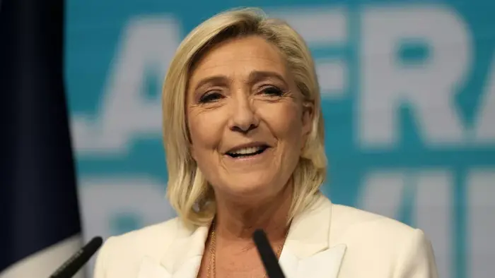 γαλλία: 200 υποψήφιοι αποσύρθηκαν από τον β’ γύρο των εκλογών για «σίγουρη» νίκη λεπέν