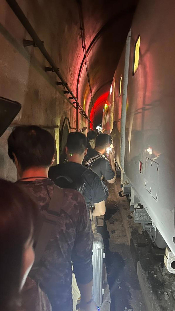 台鐵列車遭落石擊中！卡清水隧道內7人受傷 列車長被落石打中
