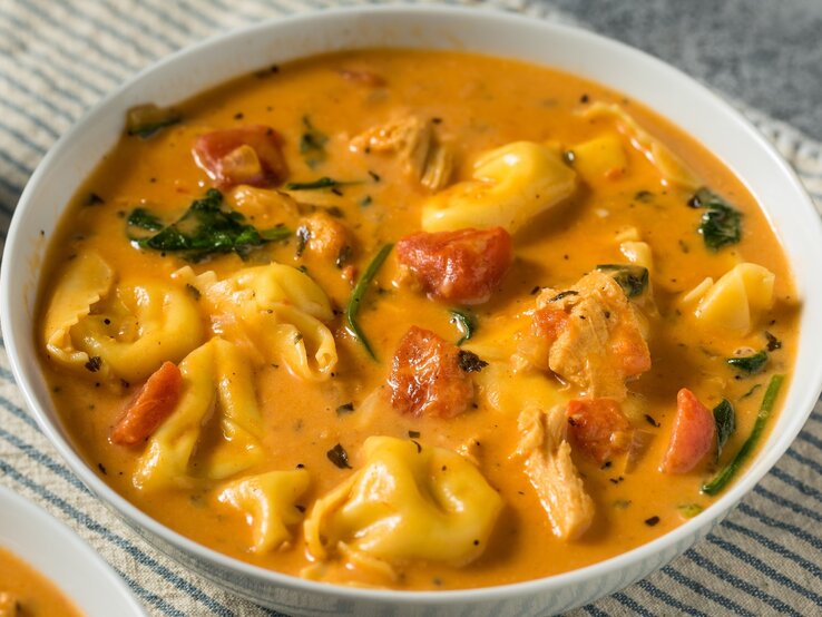 Tortellini-Suppe mit Hähnchen, Spinat und Tomaten: Weltbestes Rezept