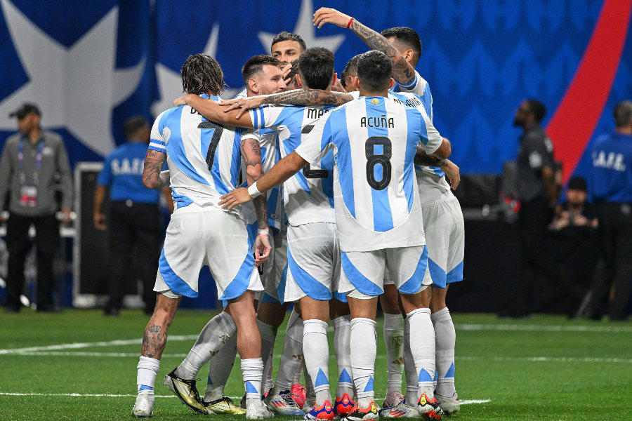 dt de canadá exige multa para la selección argentina por tardar en salir a la cancha