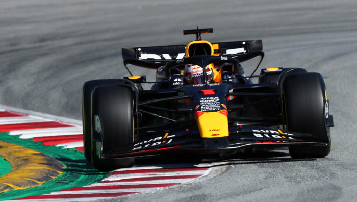 verstappen worstelt met rb20 in spanje, hamilton snelste in vt2