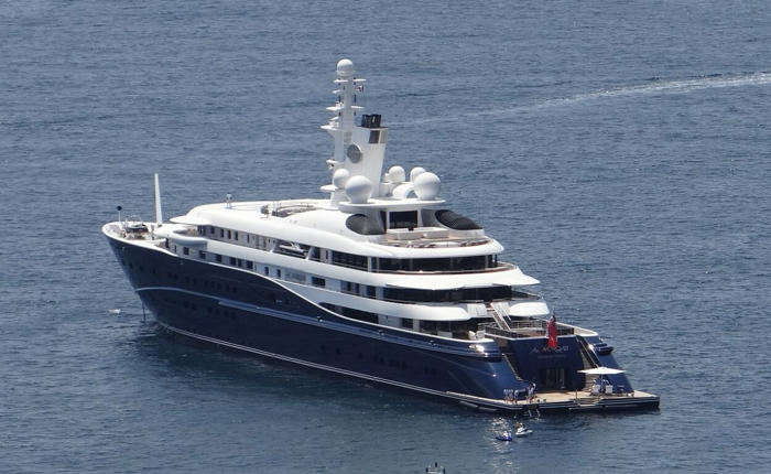 al mirqab, il giga yacht dello sceicco al thani arriva ad ischia: lungo 133 metri, vale oltre 250 milioni di euro