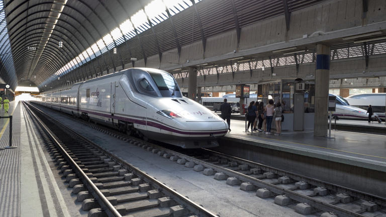 visszatartják a spanyolok a magyar vonatüzletet