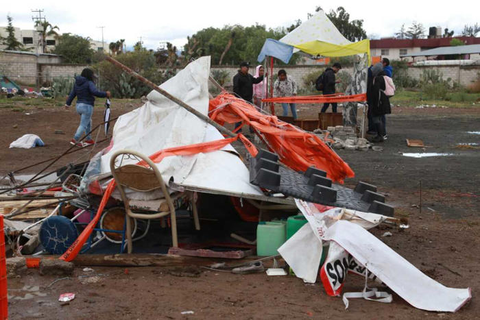 vecinos desmantelan campamento de paracaidistas en pachuca