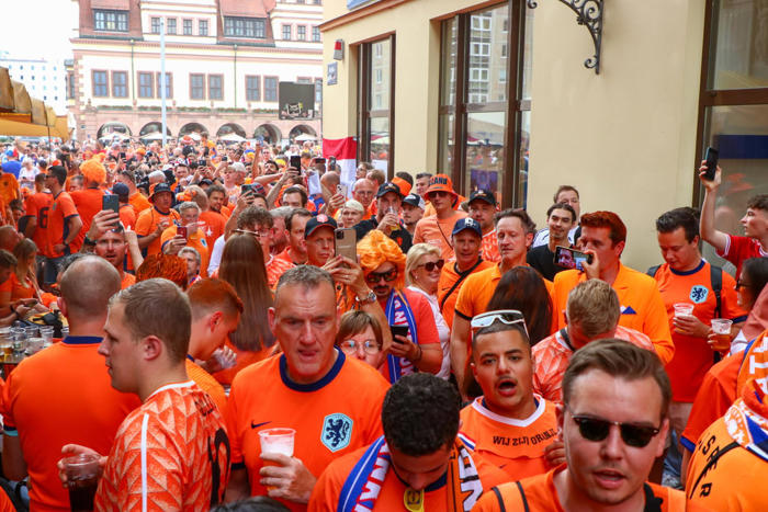 oranje-fans tonen opmerkelijk en plagend spandoek vlak voor nederland - frankrijk