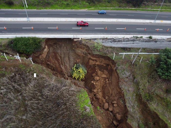 cierre de camino internacional por socavón de 20 metros en concón: mop reporta ”buena respuesta” de infraestructura