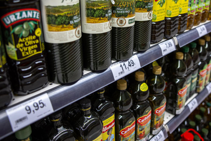esto es lo que debería costar el aceite de oliva tras la bajada del iva: consulta los precios en mercadona, dia, alcampo, carrefour...