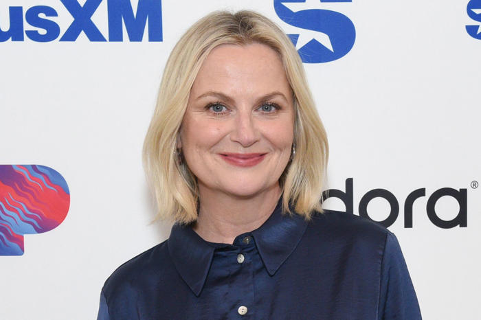 amy poehler was ‘mix of anxiety and joy,’ ‘wrapped up in a boston accent’ with shoulder pads at 13 (exclusive)