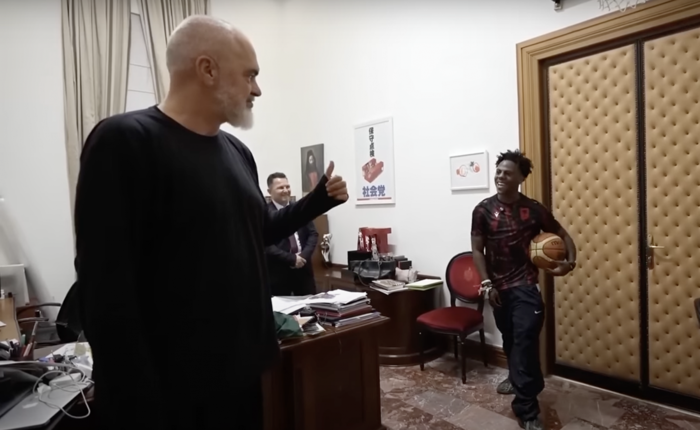 az albán miniszterelnök irodájában kosarazott az egyik legnépszerűbb amerikai streamer