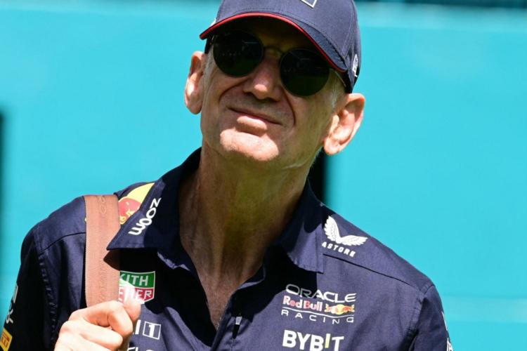 f1. adrian newey, l’ingénieur le plus prisé, aurait visité l’usine d’aston martin