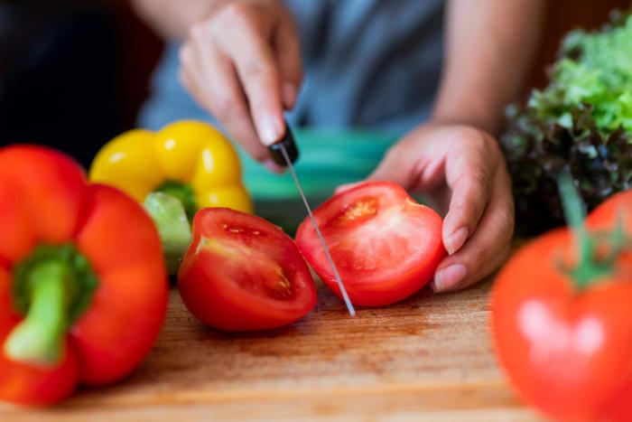tomates : voici le meilleur couteau à utiliser pour les découper sans les écraser et perdre tout le jus