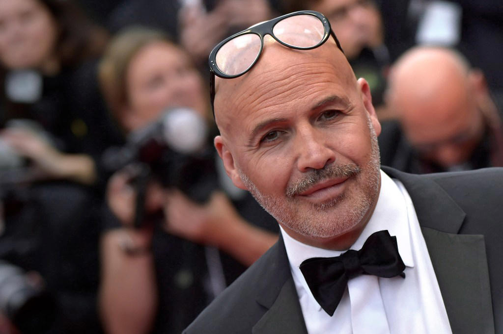 billy zane says ‘actors should get emotional stunt pay' after playing a sex cult leader and filming abuse scenes: ‘you're recreating weird trauma'