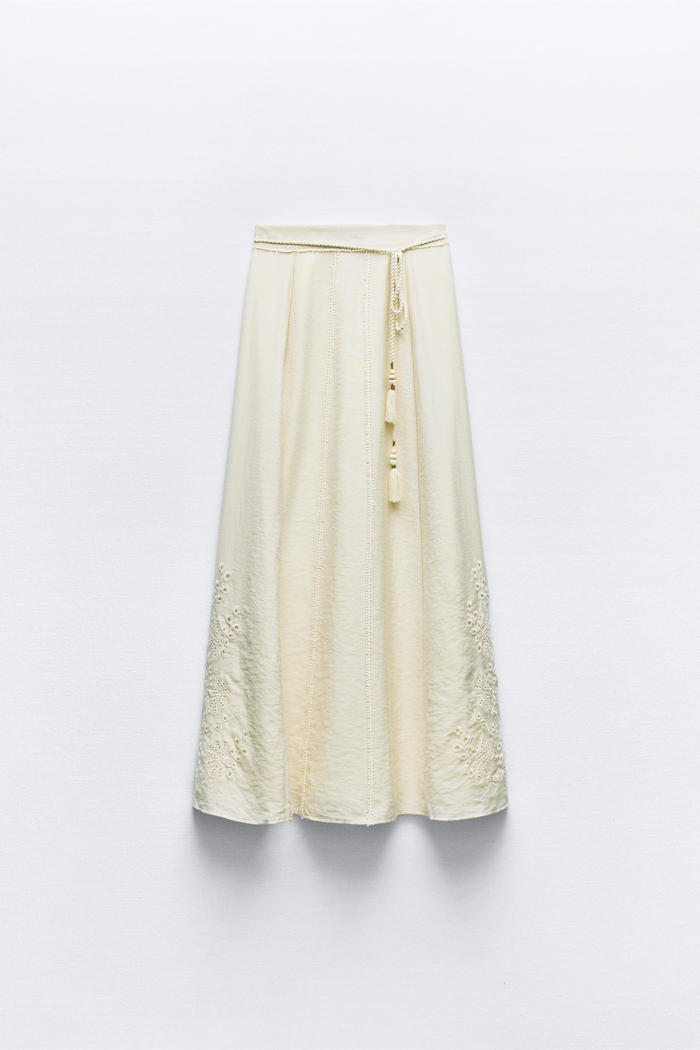 ¿conoces la falda de quillas? sara baceiredo tiene una y te explicamos por qué nos gusta más que la plisada