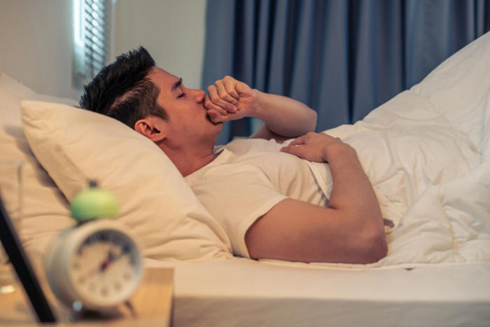 ¿por qué la tos es peor en la noche? tips para que no interfiera con tu descanso