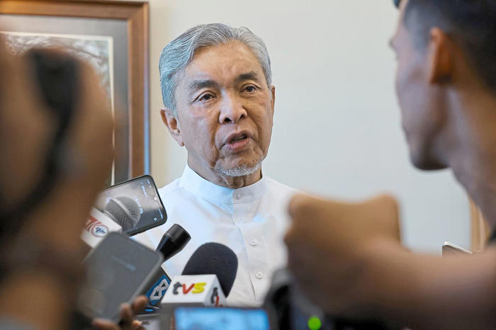 zahid: unity govt may field ousted rep for nenggiri by-election