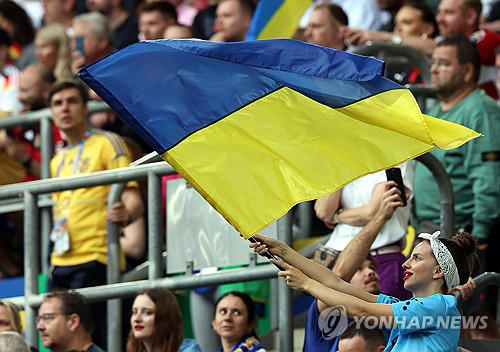 '3년째 전쟁' 우크라이나, 유로 첫 승…젤렌스키 