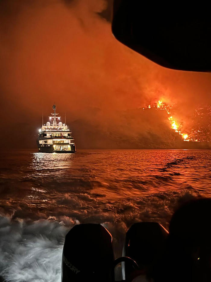 ύδρα: στη βουλιαγμένη καταπλέει το τουριστικό σκάφος από το οποίο έριξαν τα πυροτεχνήματα που προκάλεσαν τη φωτιά