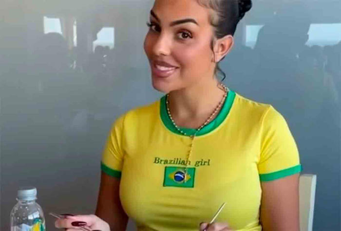 cristiano ronaldos kone dukker opp med en brasiliansk t-skjorte og overrasker fansen