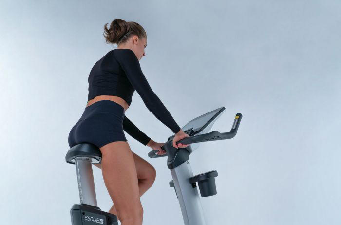 bicicleta fija: los 5 ejercicios para trabajar más músculos y bajar de peso
