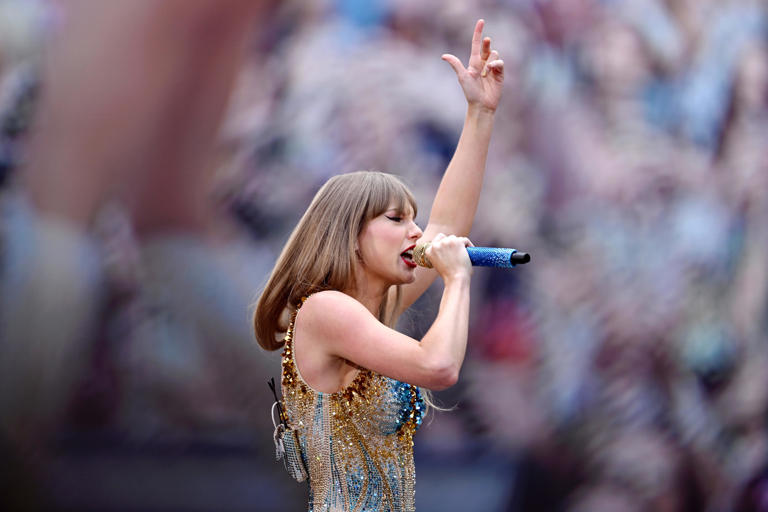 LONDON, ENGLAND - JUNE 21: Taylor Swift performs on stage during the "Taylor Swift | The Eras Tour" at Wembley Stadium on June 21, 2024 in London, England. (Photo by Gareth Cattermole/Getty Images)
