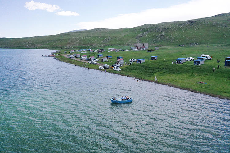 karın eridiği 2 bin 241 rakımlı balık gölü'nde turizm sezonu açıldı