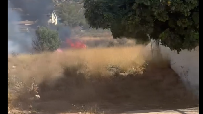 υπό μερικό έλεγχο η φωτιά στη σαλαμίνα –ανετράπη πυροσβεστικό όχημα (βίντεο)