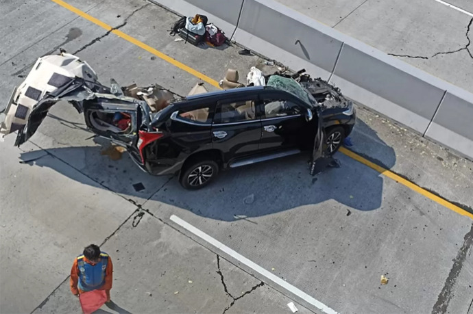 Mengerikan! Pajero Tabrak Truk, 4 Tewas, 2 Terlempar Ke Jalan Tol