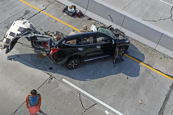 Mengerikan! Pajero Tabrak Truk, 4 Tewas, 2 Terlempar ke Jalan Tol