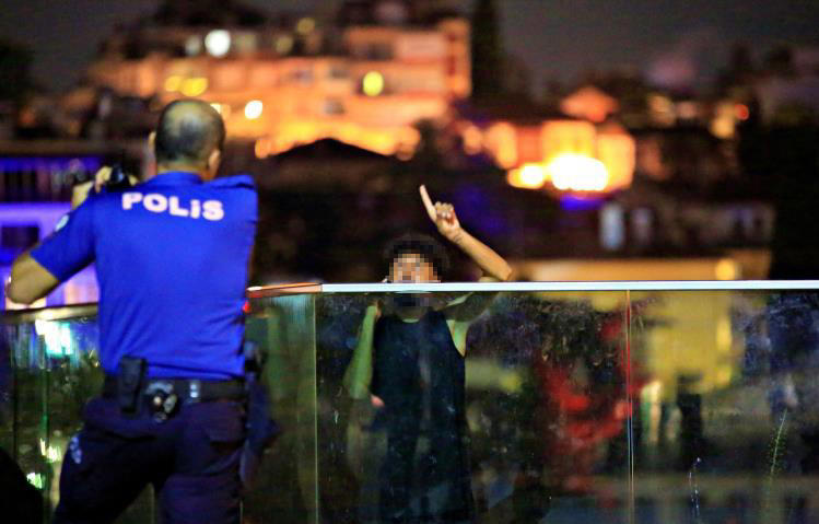 seyir terasında intihara teşebbüs eden genci müzakereci polis memuru vazgeçirdi