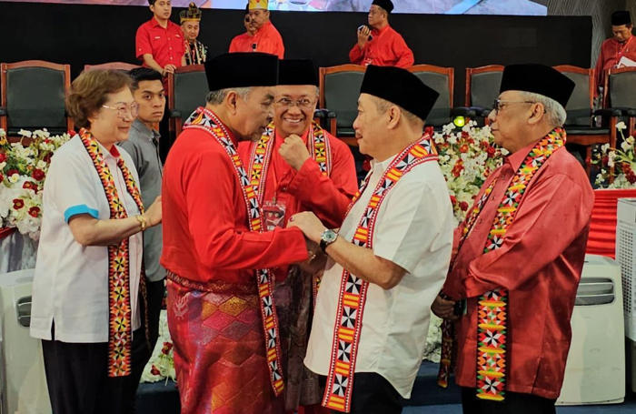 join hands to champion rakyat’s welfare, zahid tells leaders