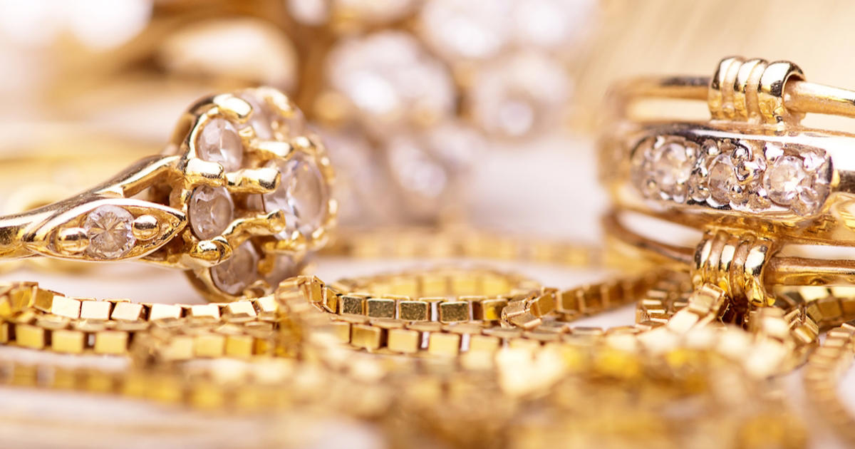 kvinde købte ring for 100 kroner på loppemarked: guldsmeden besvimede næsten, da han kiggede på den