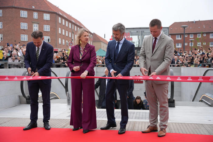 kongen indvier ny metrolinje med fem stationer i københavn