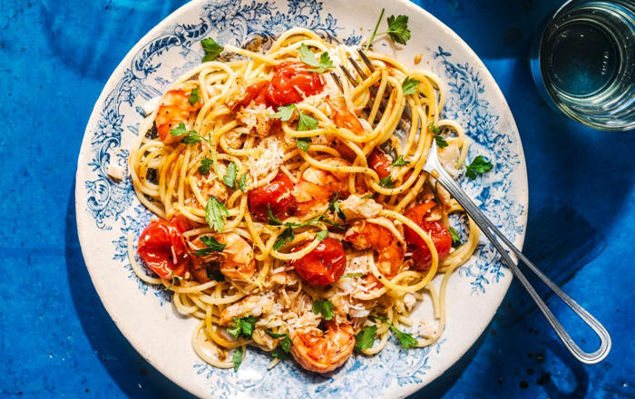 spaghetti with crab, prawns and roast tomatoes recipe