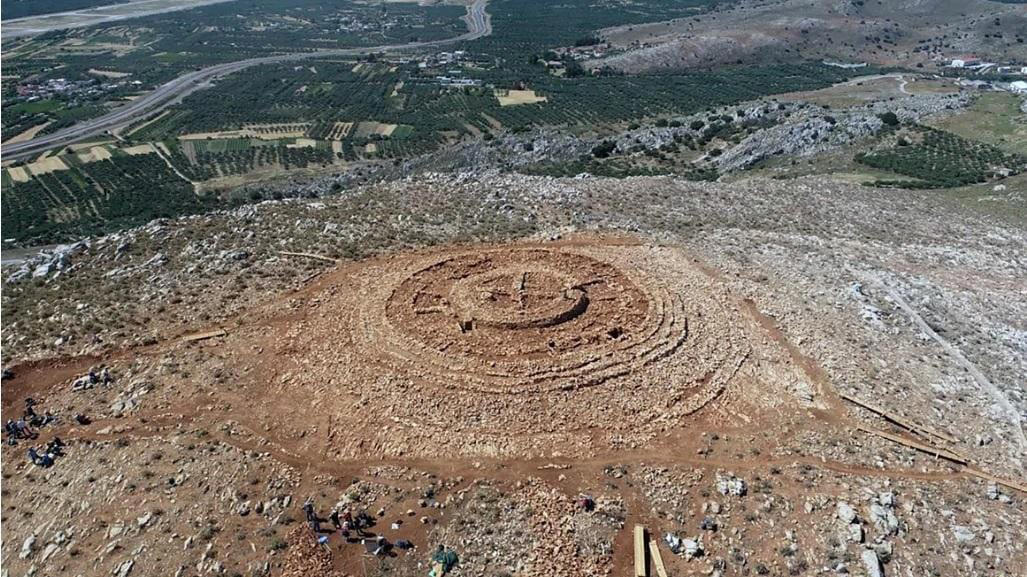 arqueólogos gregos descobrem edifício misterioso com 4 mil anos numa colina que vai albergar novo aeroporto