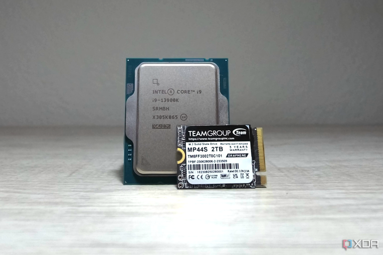 The Teamgroup MP44S next to the Intel Core i9-13900K.