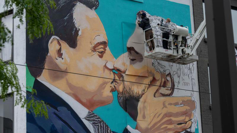 une fresque illustrant un baiser entre bart de wever et georges-louis bouchez à anvers (photos)