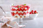 erdbeer-trifle: fruchtig-sahniges traditionsdessert aus großbritannien