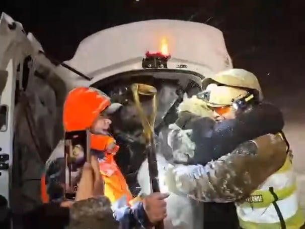 estuvo atrapado por horas: rescatan a persona desde automóvil sepultado por la nieve camino a valle nevado